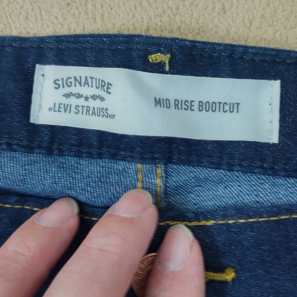 Signature Levi Strauss~Woman Size 24 L (W37xL34) Blue Denim Midrise Bootcut Jean - Picture 4 of 11